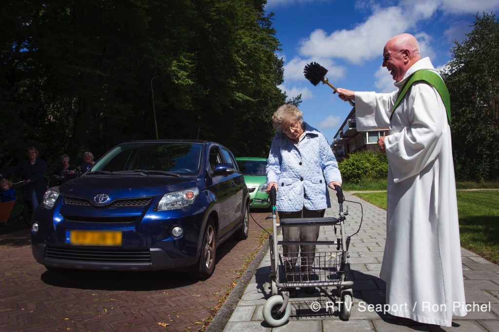 Auto’s zegenen bij Naaldkerk