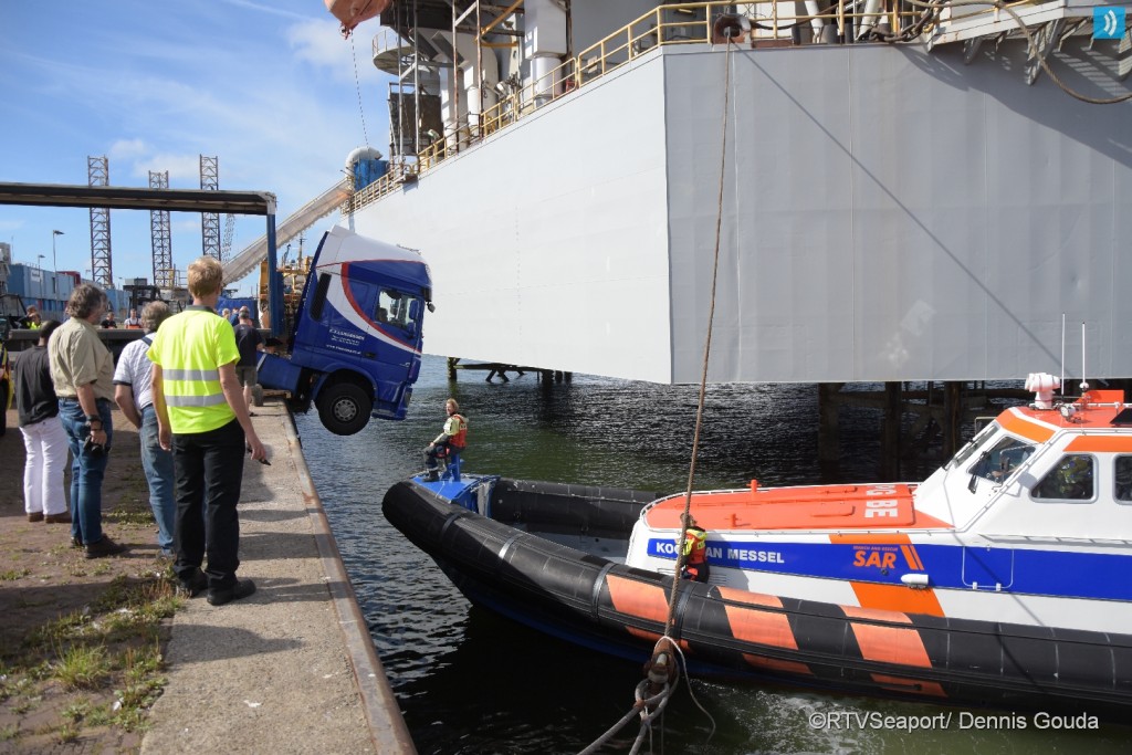 Vrachtwagenchauffeur rijdt bijna de haven in.