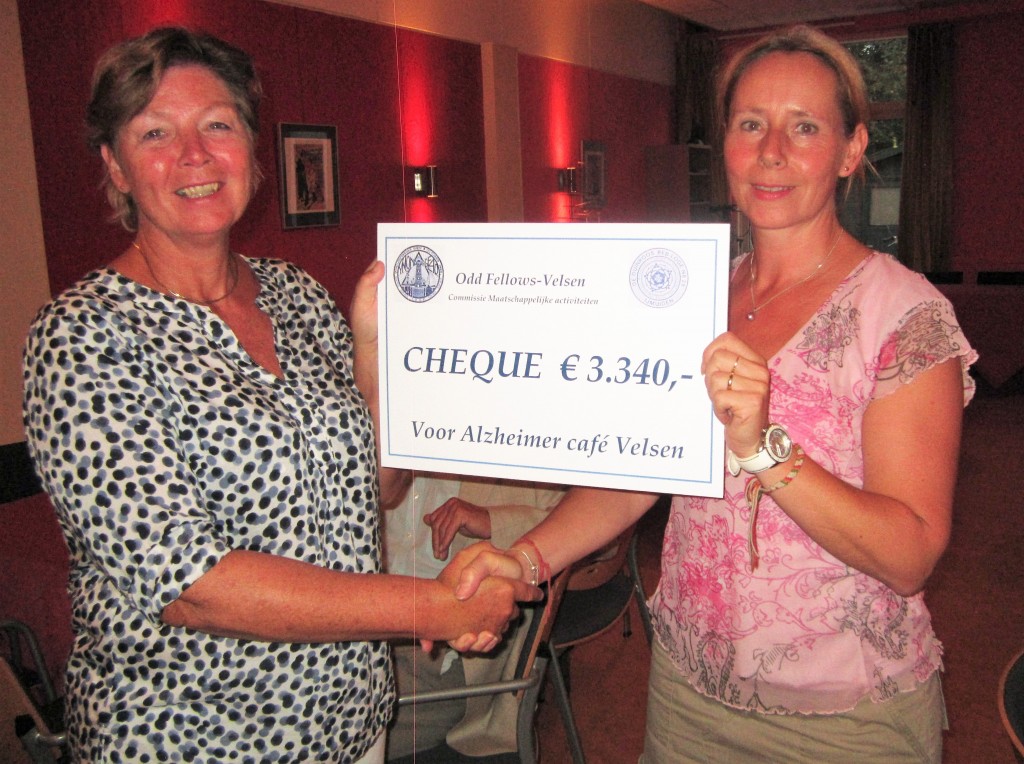 Schenking Odd Fellows aan Alzheimer Café
