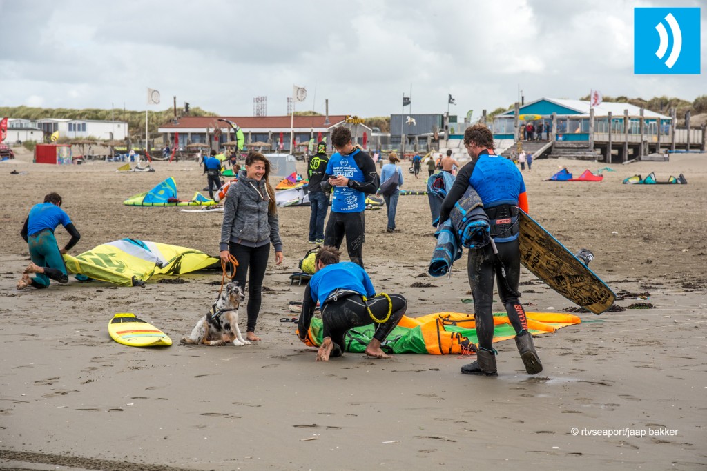 Kiters trotseren klotsende Noordzee