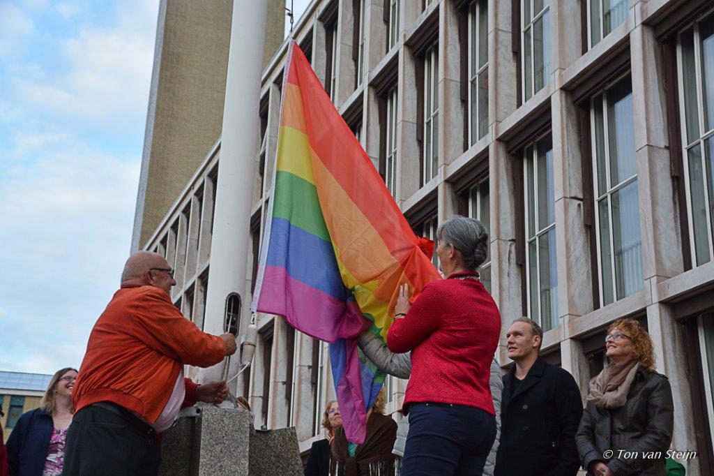 Regenboogvlag wappert