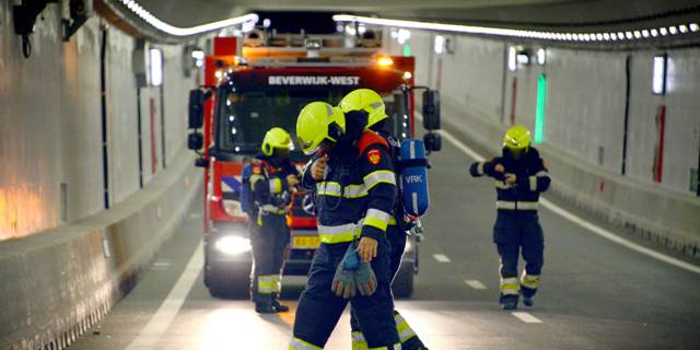 Brandweer oefent in Velsertunnel
