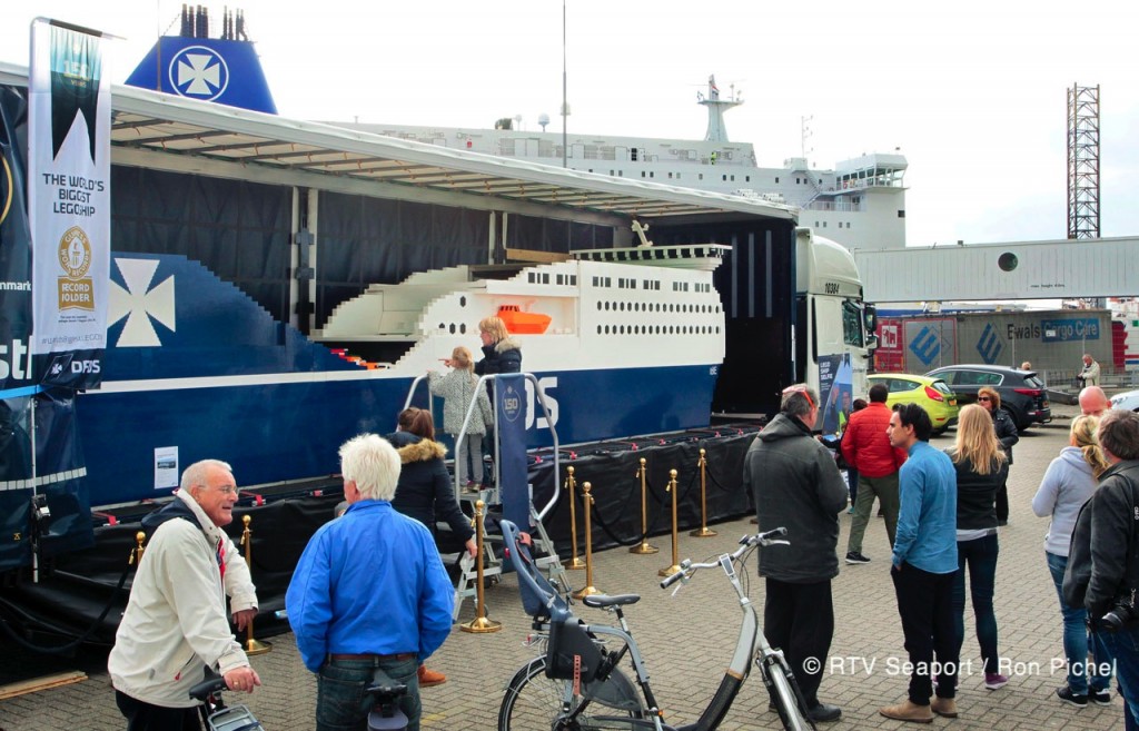 Grootste Lego-schip in IJmuiden