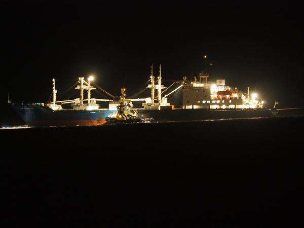 Vrachtschip vast op Zuidpier IJmuiden