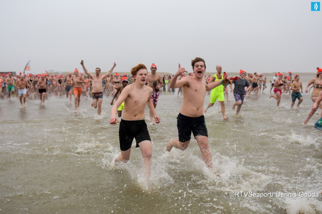 Koude nieuwjaarsduik in zee