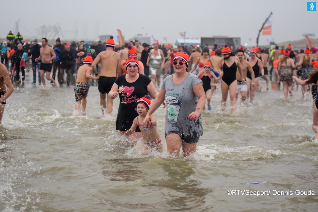 34ste Nieuwjaarsduik op het IJmuiderstrand