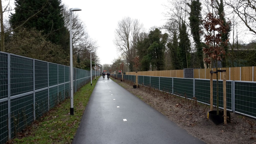 Verlichting op fietspad langs HOV-busbaan