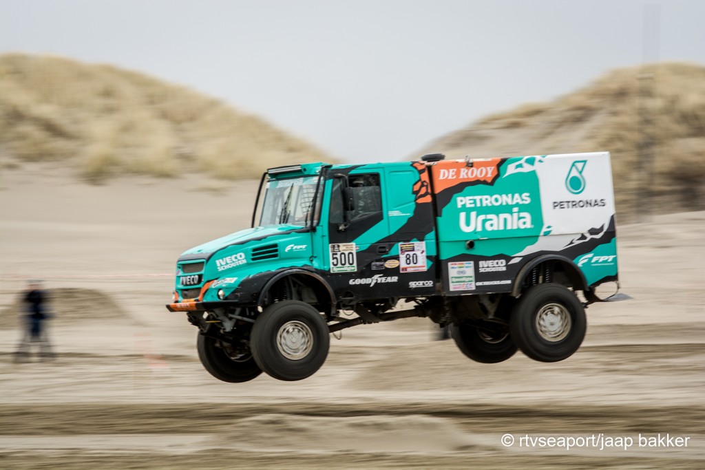 Team de Rooy vliegt over het strand