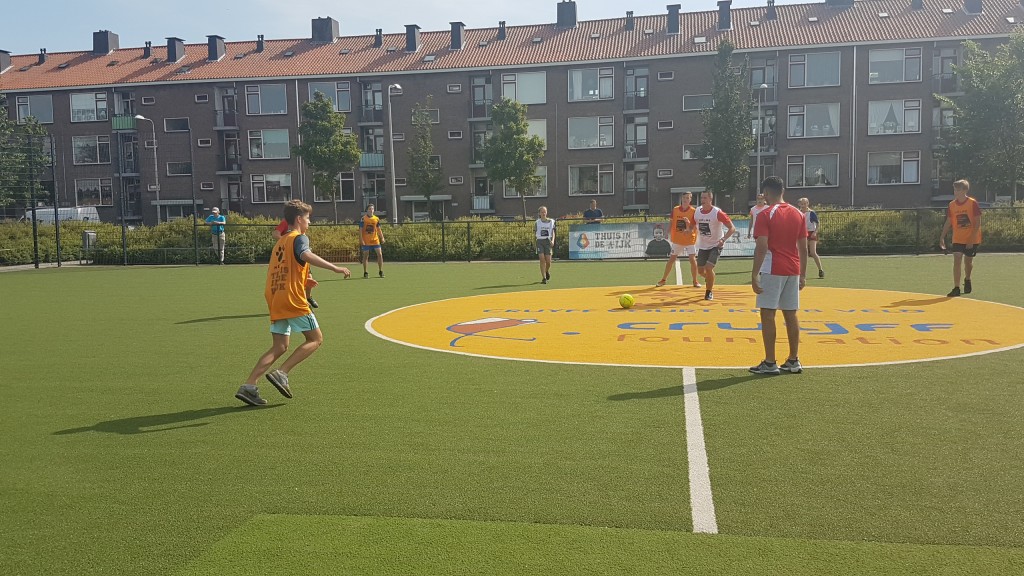 Kunstgrasveld van chips zakken voor Johan Cruijff Court in Velsen-Noord