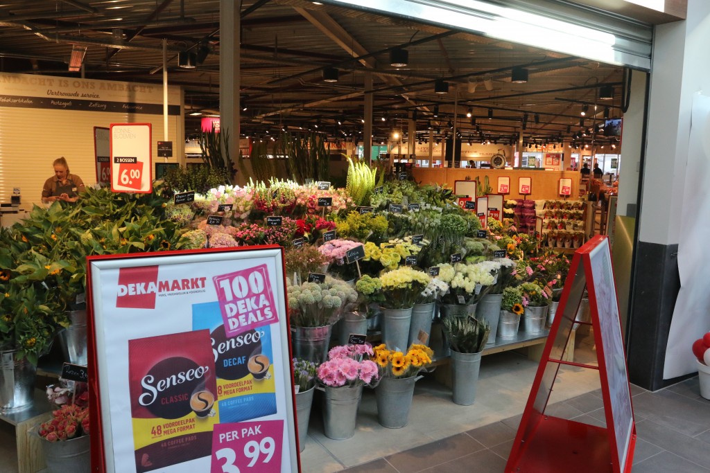 Vernieuwde Dekamarkt Zeewijk heropend