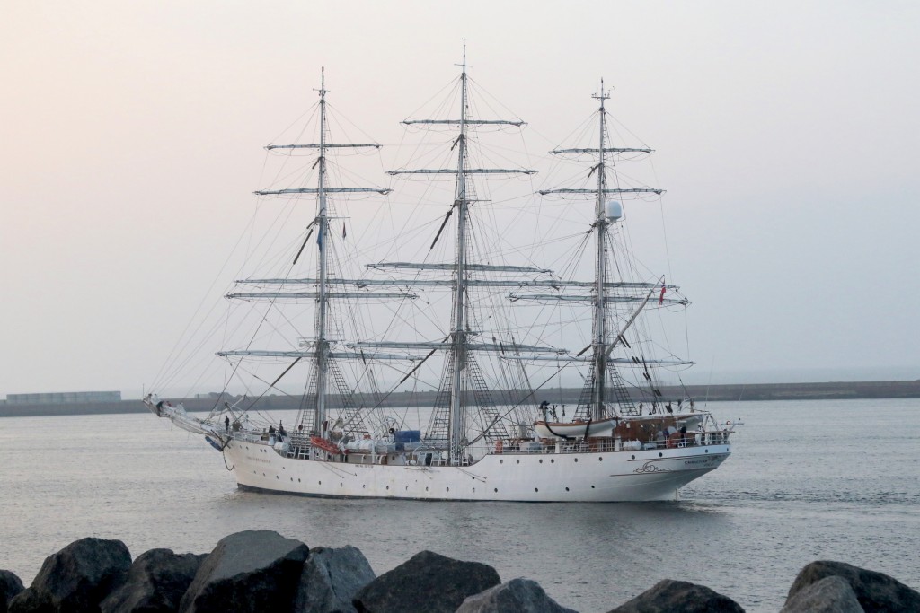 Studenten Maritiem College lopen stage op het zeilschip Christian Radich