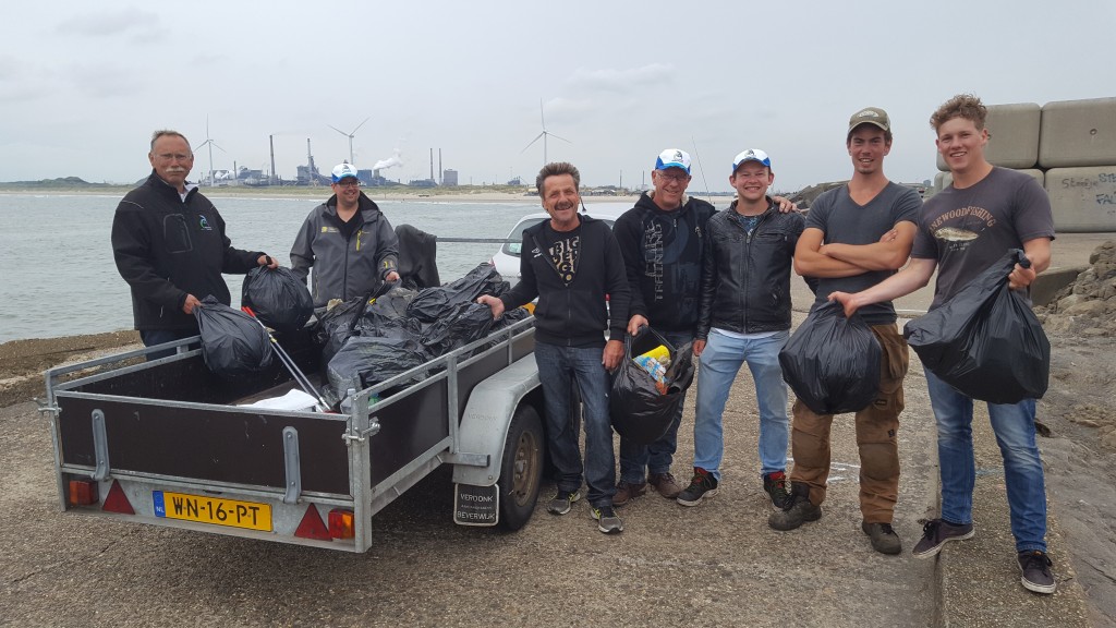 Sportvissers ruimen zwerfvuil Zuidpier op