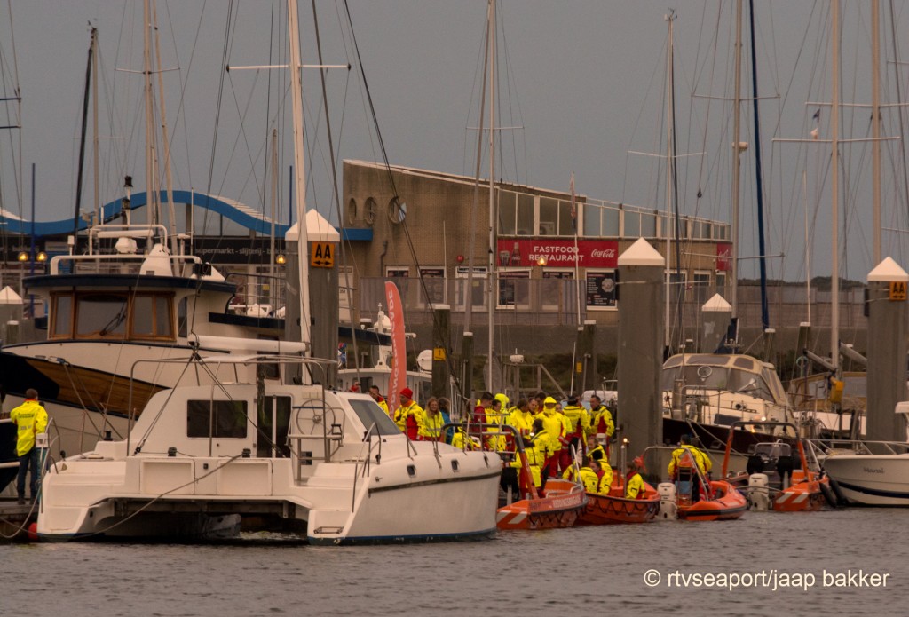 Start vaartocht Reddingsbrigade in donker