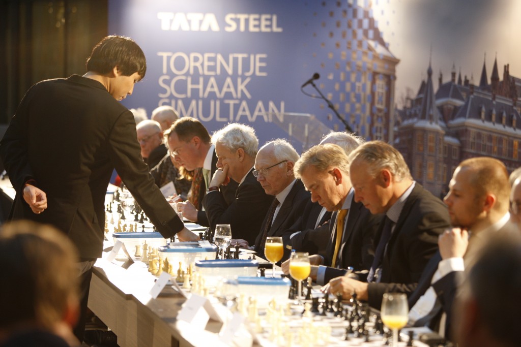 Oud-wereldkampioen schaken Anand daagt Haagse politiek uit