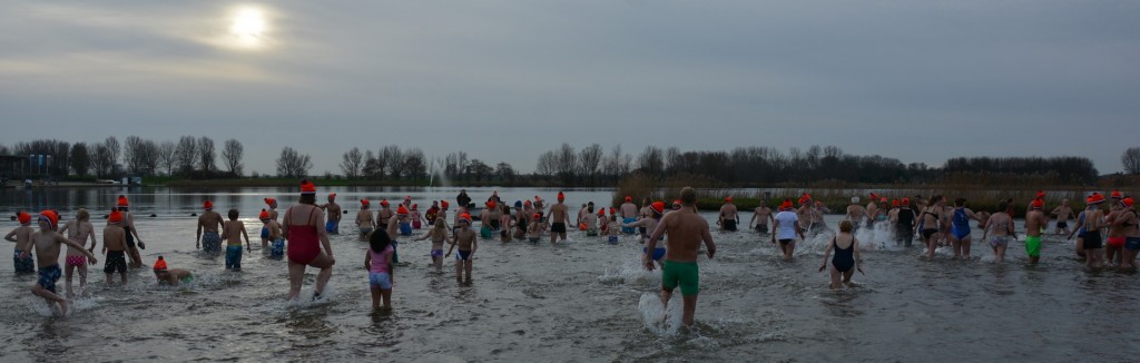 8ste Nieuwjaarsduik in Westbroekplas Velserbroek