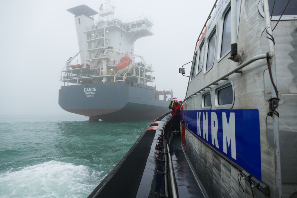 Bemanning reddingsboot bezorgt kerstbroden op ankerplaatsen