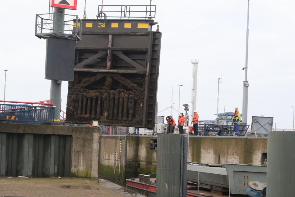 Nieuwe deuren voor de Kleine Sluis in IJmuiden
