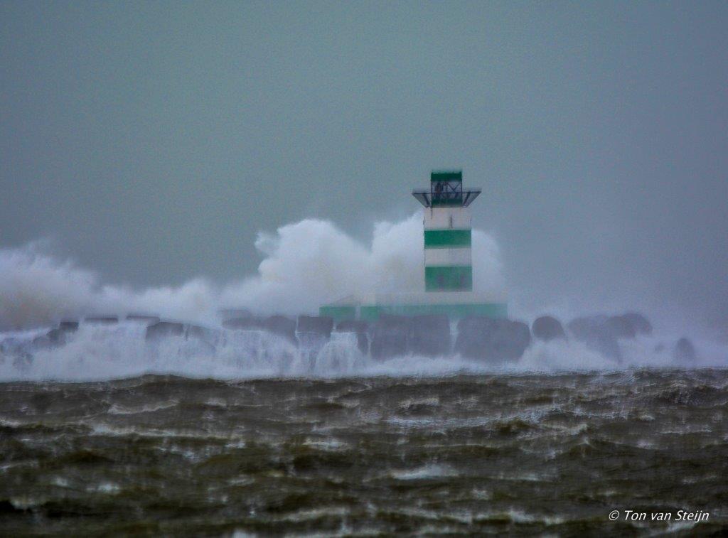 Storm op de pier in IJmuiden