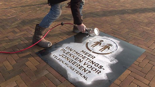 Stellingen voor verkiezingen liggen op straat