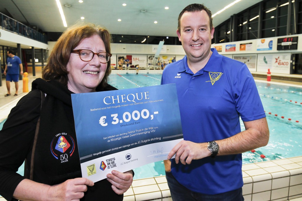 Cheque aan VZV voor zwemles aan nieuwkomers
