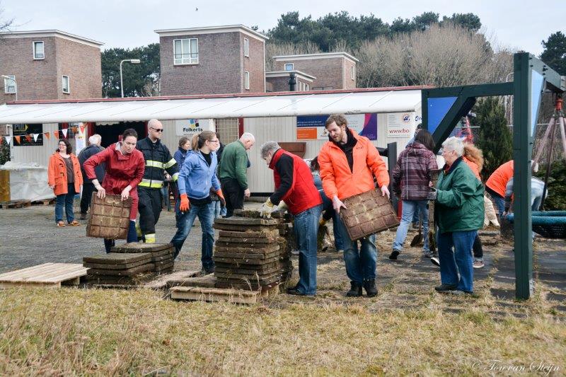 In kader van NL Doet vrijwilligers aan de slag in speeltuin Zeewijk