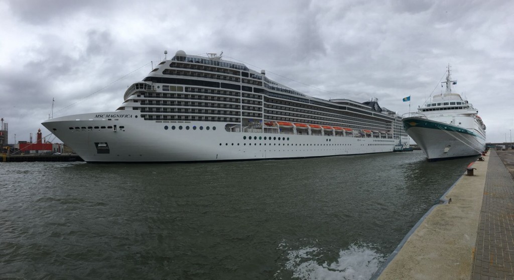 Reusachtig cruiseschip in IJmondhaven