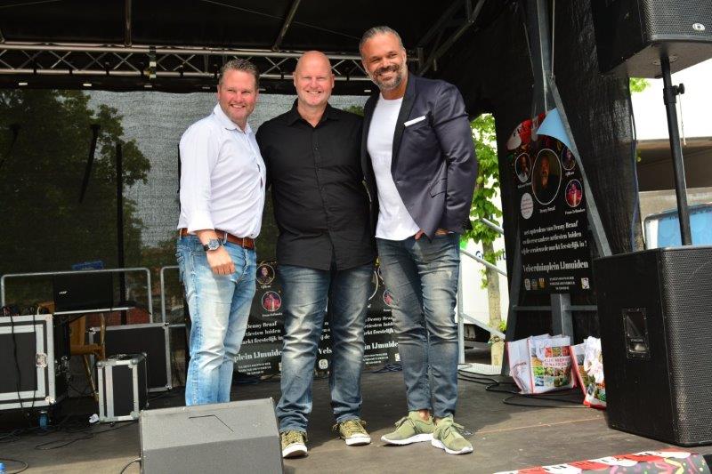 Weekmarkt met muziek in IJmuiden