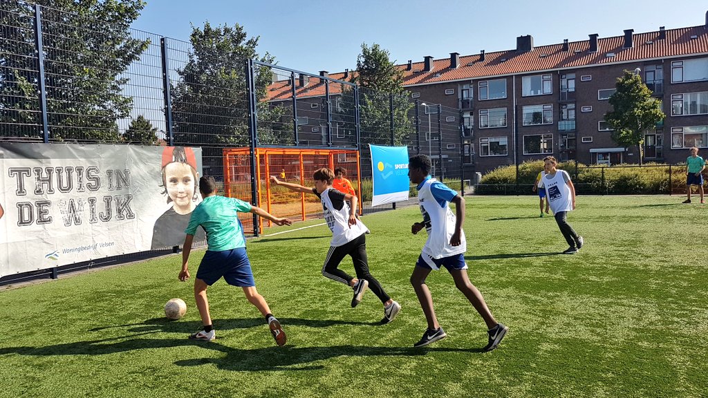 Opgeknapt Cruyff Court feestelijk heropend