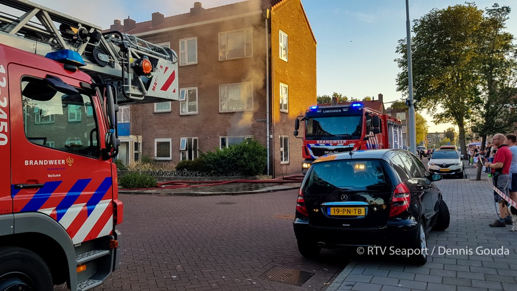 Korte heftige woningbrand in IJmuiden