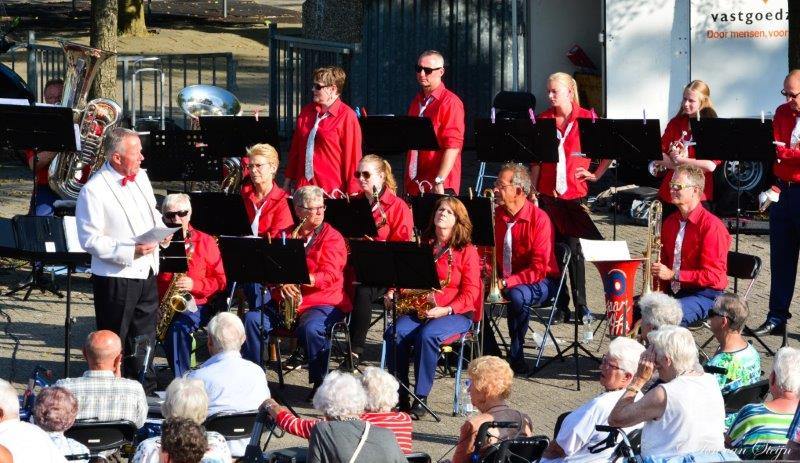 IJmuider Harmonie geeft openluchtconcert in Velserbroek