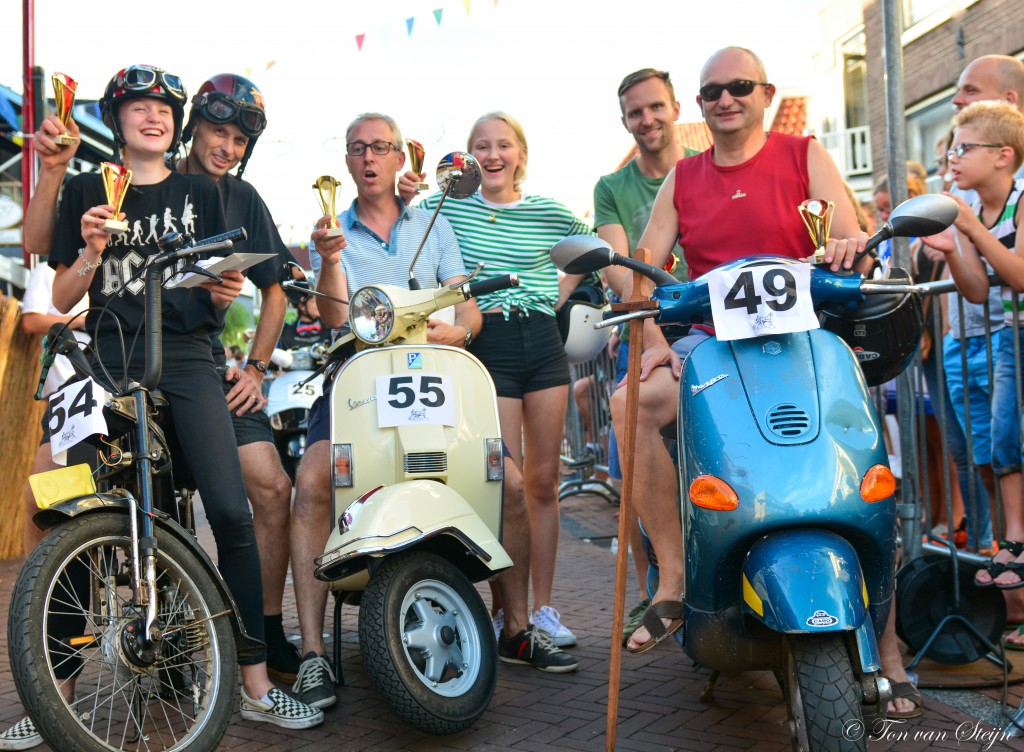 Ringsteken op de scooter en optredens