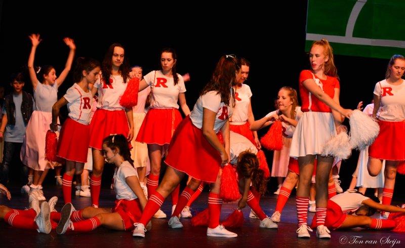 Romantische uitvoering musical Grease