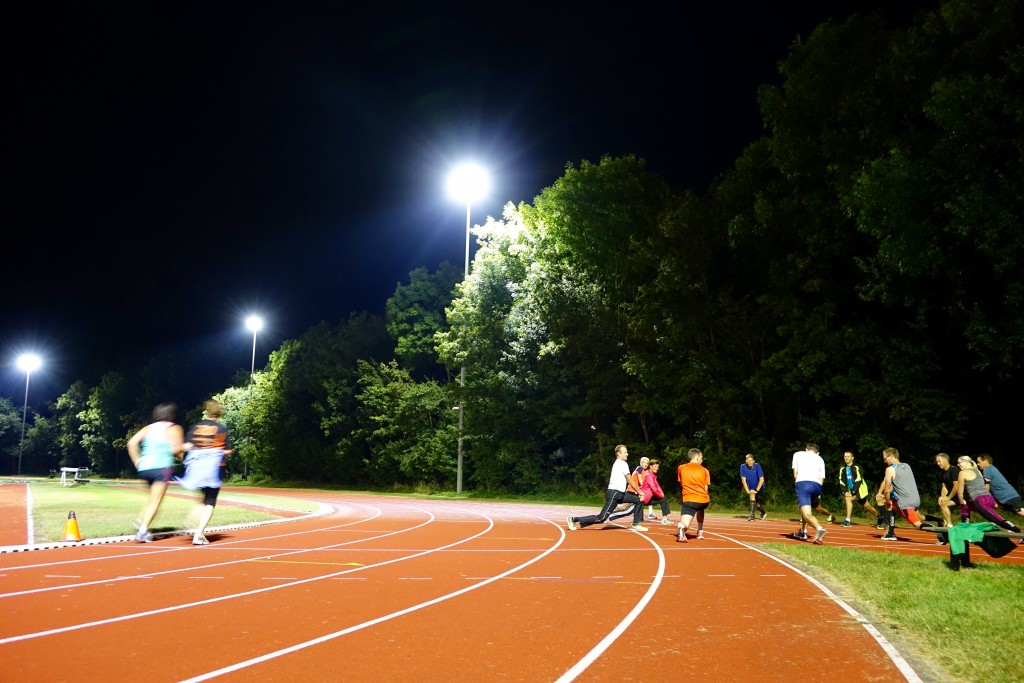 Hardlopen op verlichte atletiekbaan