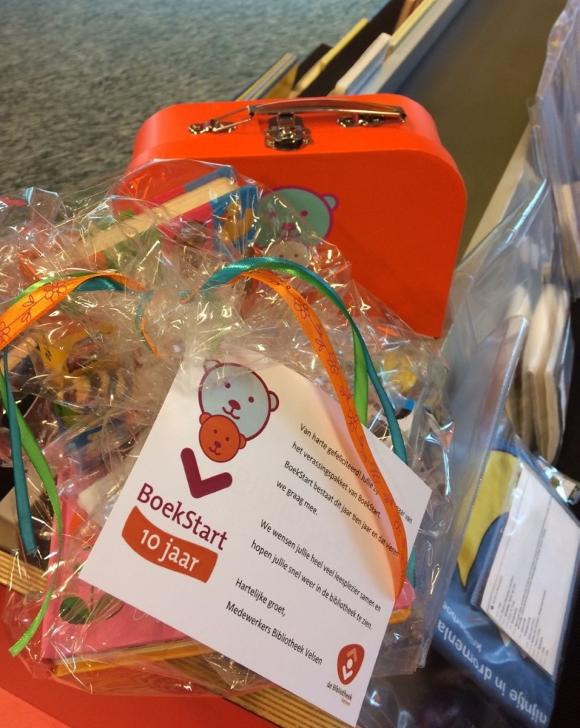 Baby Jayden vindt gouden wikkel uit de Boekstartkoffertjes