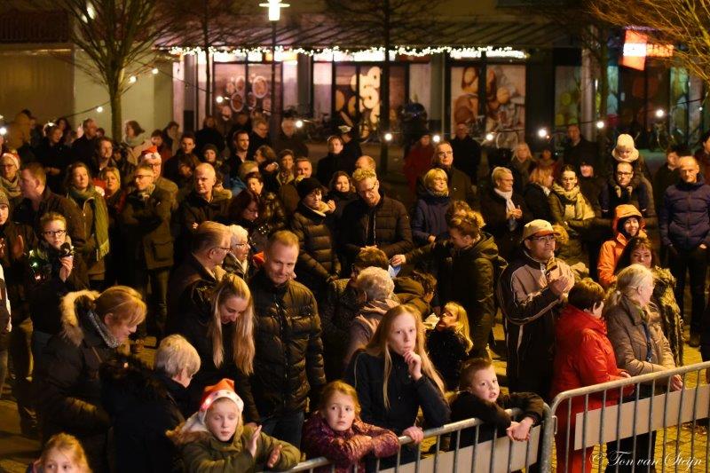 Veel zangers tijdens Kerstsamenzang Velserbroek
