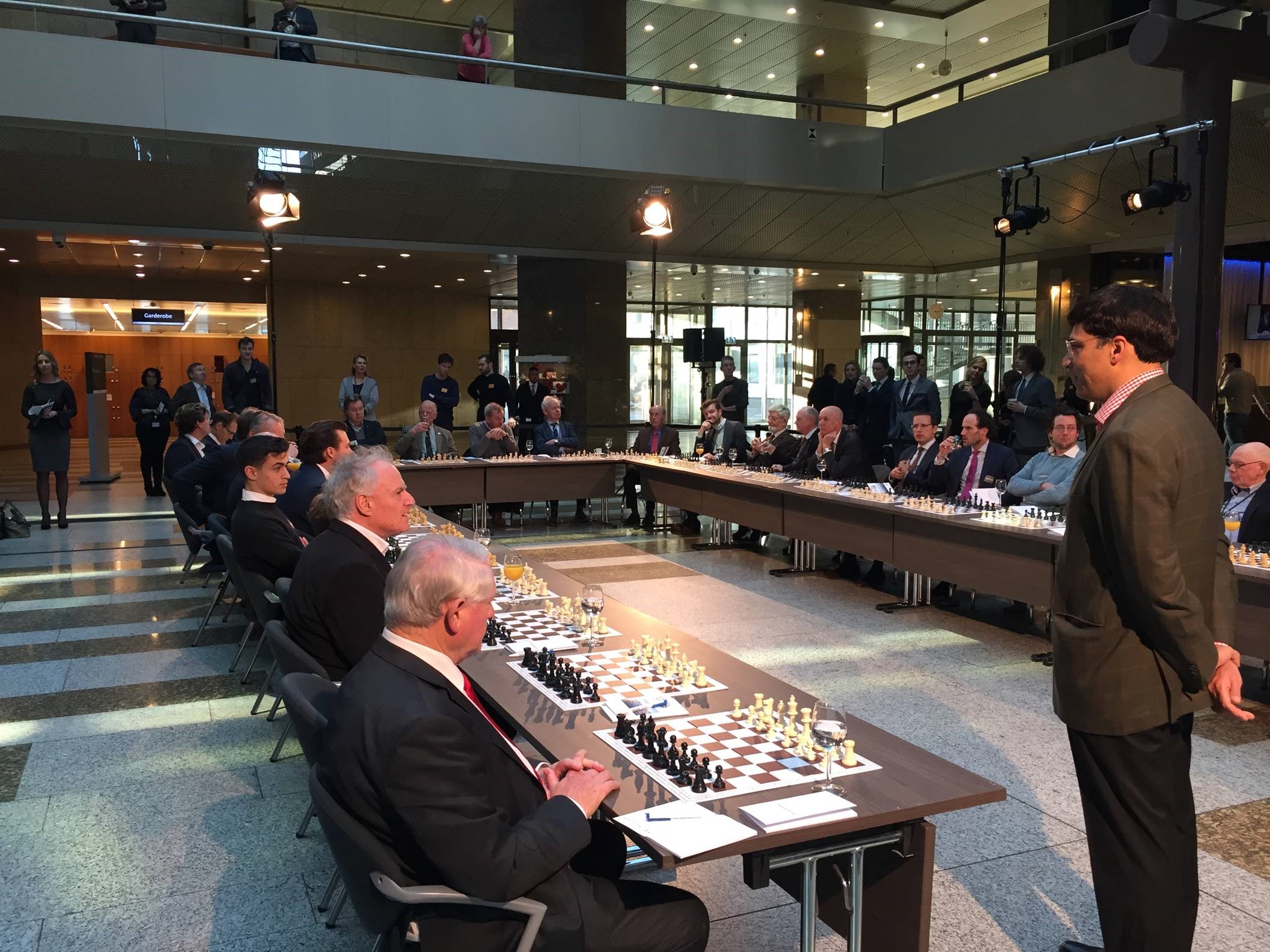 Kramnik schaakt tegen Haagse politiek