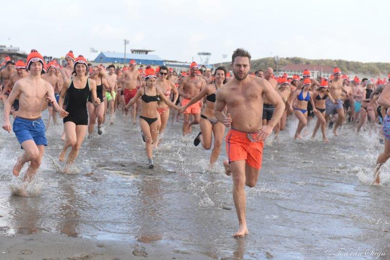 36e Nieuwjaarsduik in IJmuiden