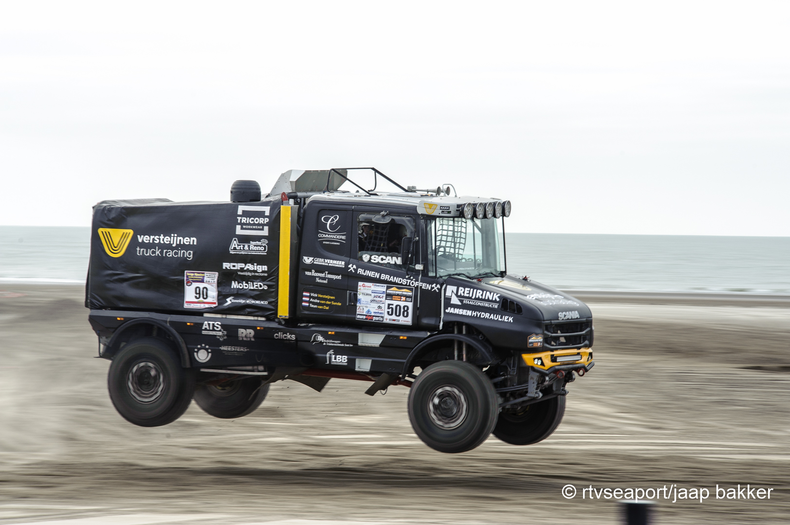 Crossen op het strand met brullende motoren