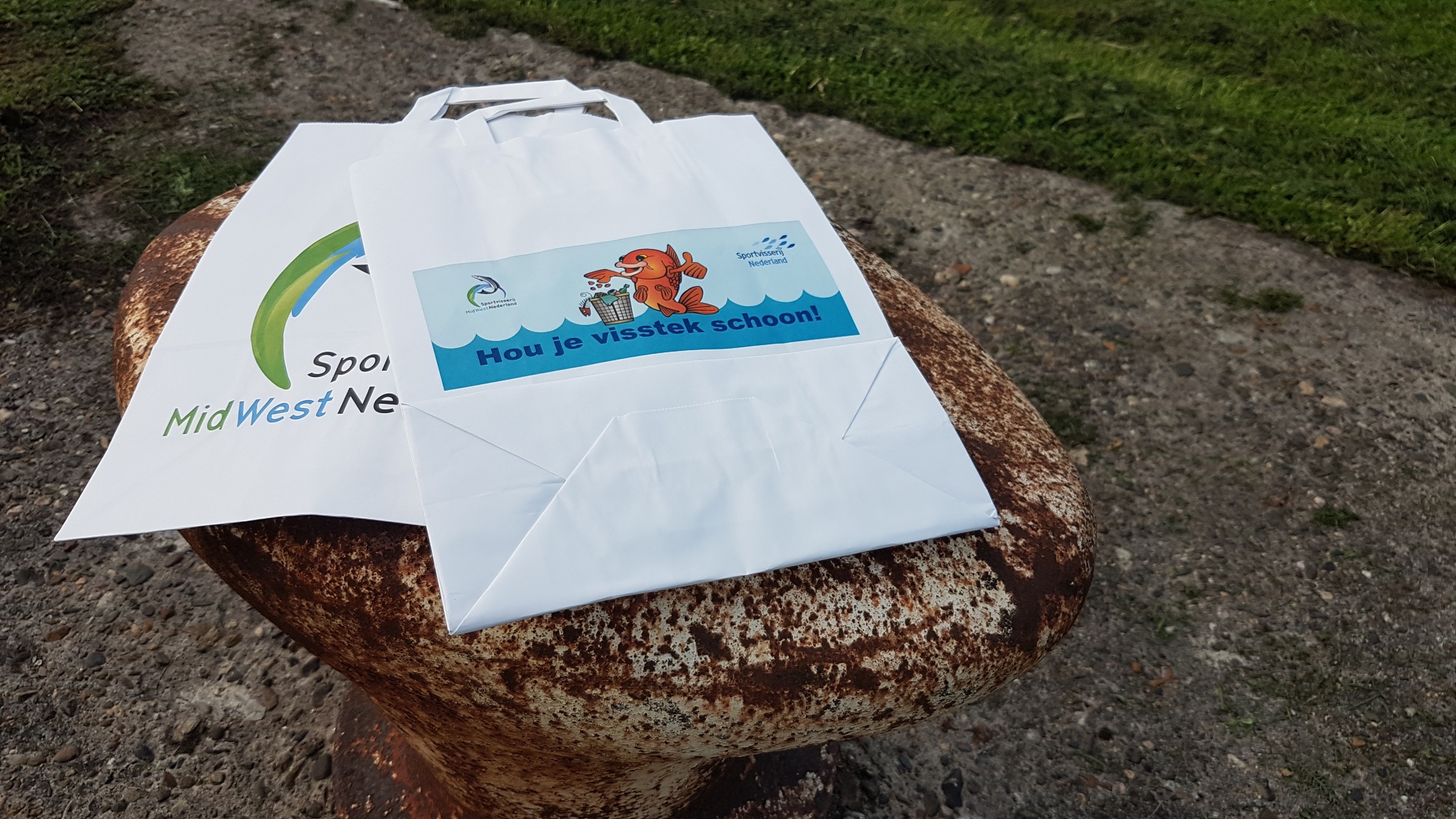 Opruimactie langs Noordzeekanaal