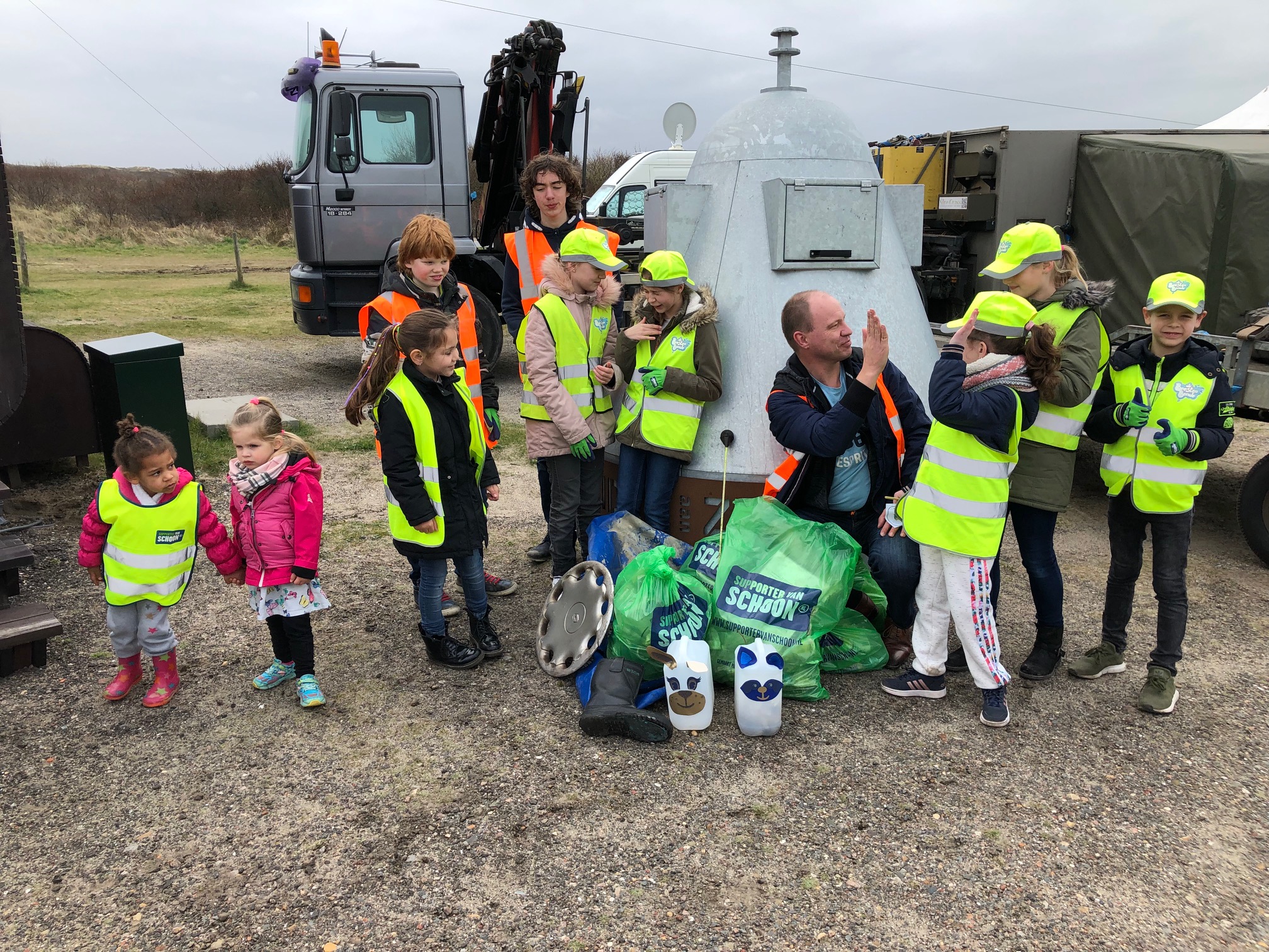 Beestenbende ruimt strand op