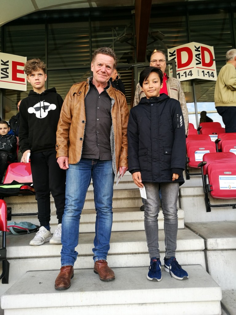 Mentor en leerling samen op tribune bij Telstar