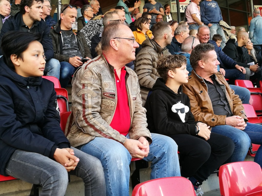 Mentor en leerling School’s cool samen op tribune