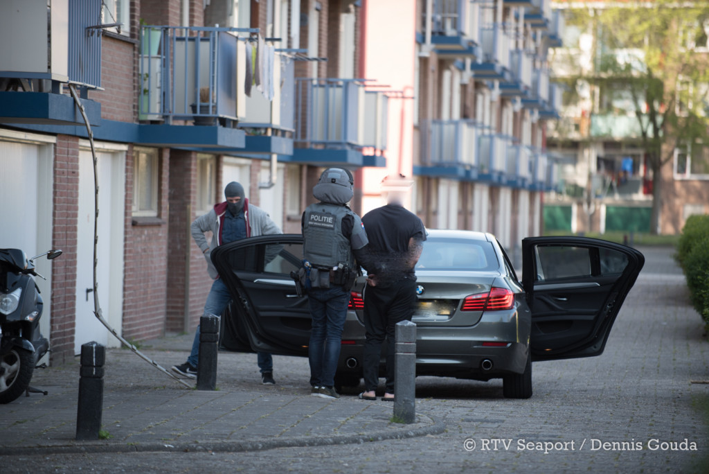 Uit woning gehaald door arrestatieteam.