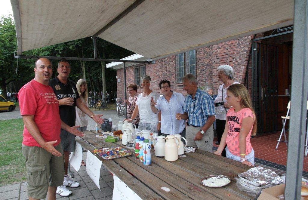 Hapjes bij Naaldkerk tijdens Wielerronde