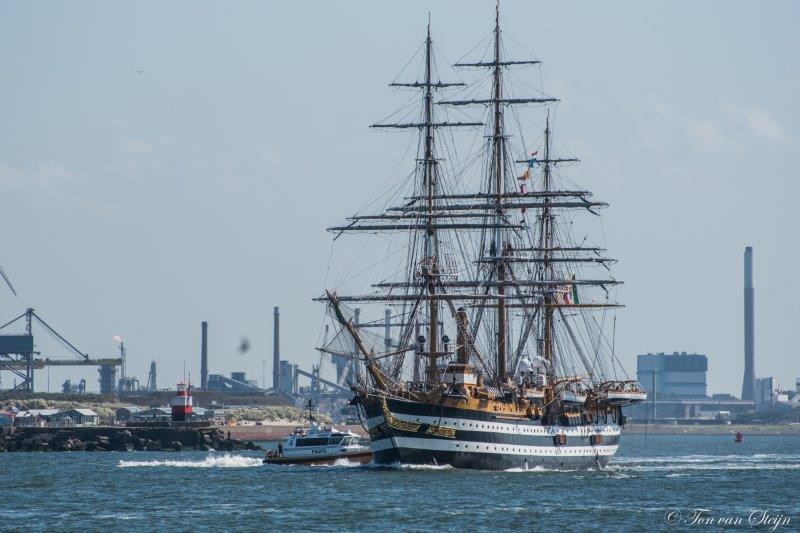 Tall-ship Amergo Vespucci verlaat IJmuiden