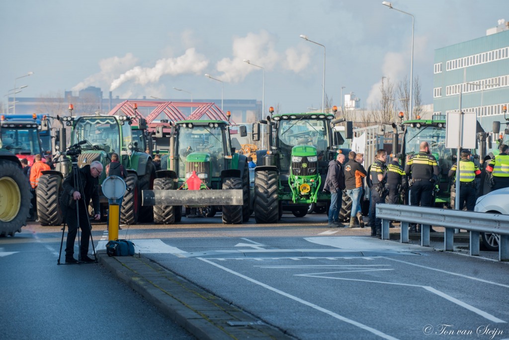 Boeren blokkeren ingang Tata Steel