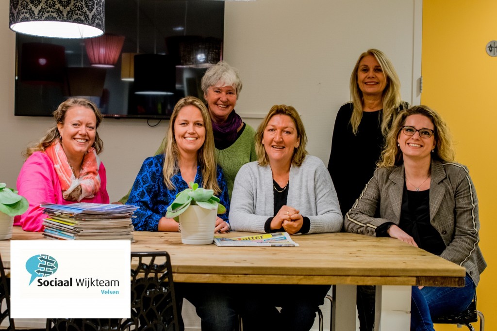 Sociaal wijkteam deelt chocolade uit