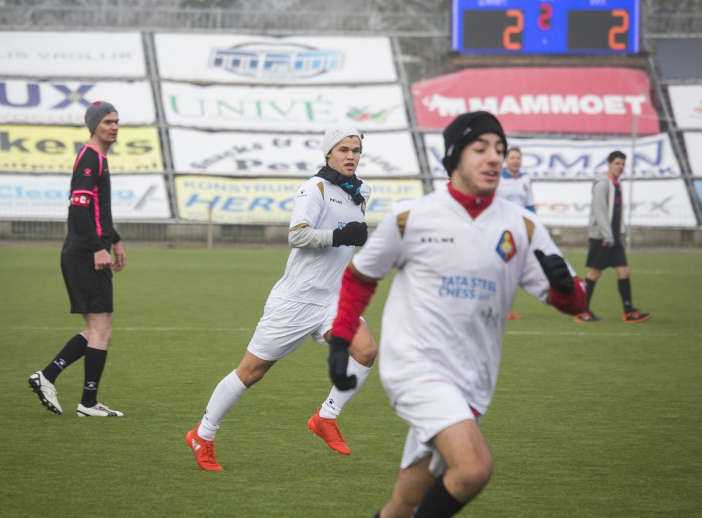 Schaakgrootmeesters voetballen bij Telstar