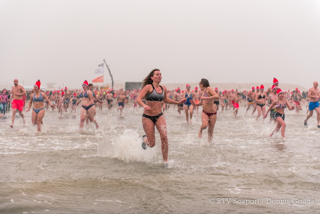 Massale nieuwjaarsduik in IJmuiden