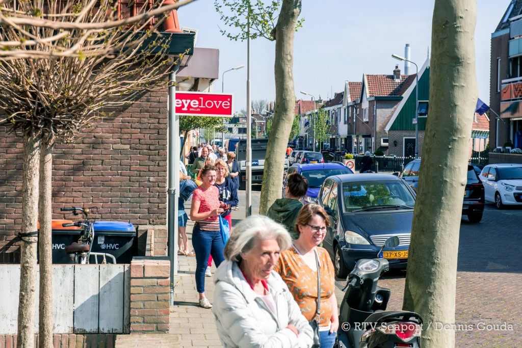 In de rij voor een voor oranje tompoes